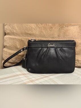 ✨ Vintage Coach Madison Black Pleated Leather Wristlet ✨
